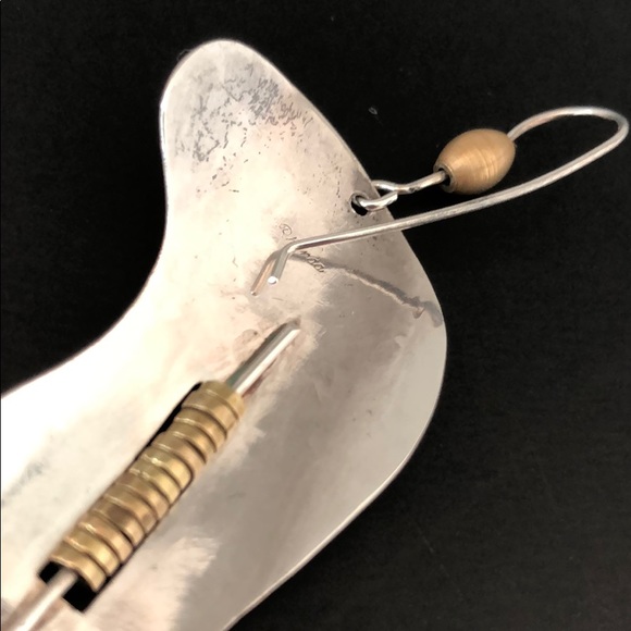 ONE UNIQUE SILVER PLATED HAMMERED ARTISAN EARRING - Picture 10 of 12